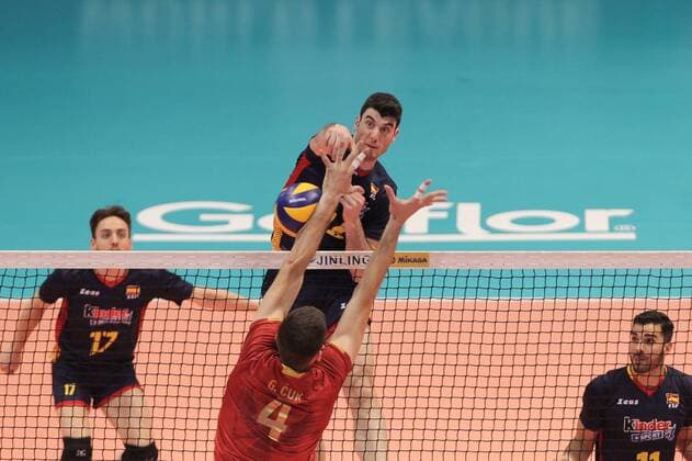 Miguel Ángel Fornes (front) of Spain in action against Vojin Cacic (back) of Montenegro during a play between Spain and Montenegro during the World Volleyball Tournament held at the Gym Juan de la Barrera, in Mexico City, Mexico, on 19 June 2016. EFE Alex Cruz SPAIN VS MONTENEGRO !ACHTUNG: NUR REDAKTIONELLE NUTZUNG!  MEX01 20160620-636019882227020116
