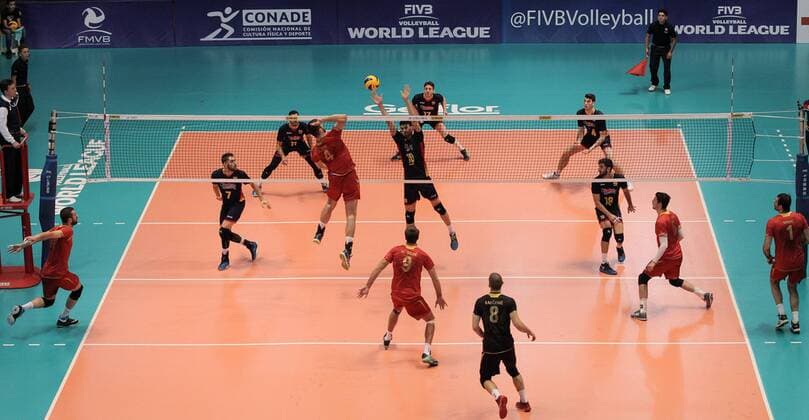 Jorge Fernández (c) of Spain in action against Gojko Cuk (C-L) of Montenegro during a play between Spain and Montenegro during the World Volleyball Tournament held at the Gym Juan de la Barrera, in Mexico City, Mexico, on 19 June 2016. EFE Alex Cruz SPAIN VS MONTENEGRO !ACHTUNG: NUR REDAKTIONELLE NUTZUNG!  MEX01 20160620-636019882258998886