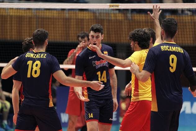 Players of Spain celebrate after scoring a point against Montenegro during a play between Spain and Montenegro during the World Volleyball Tournament held at the Gym Juan de la Barrera, in Mexico City, Mexico, on 19 June 2016. EFE Alex Cruz SPAIN VS MONTENEGRO !ACHTUNG: NUR REDAKTIONELLE NUTZUNG!  MEX01 20160620-636019882268826508