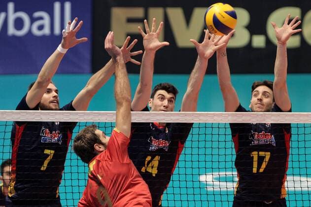 Andrés Villena (L), Miguel Angel Fornes (2R) and Francisco Ruiz (R) of Spain in action against Marko Bojik (2L) of Montenegro during a play between Spain and Montenegro during the World Volleyball Tournament held at the Gym Juan de la Barrera, in Mexico City, Mexico, on 19 June 2016. EFE Alex Cruz SPAIN VS MONTENEGRO !ACHTUNG: NUR REDAKTIONELLE NUTZUNG!  MEX01 20160620-636019883507106880