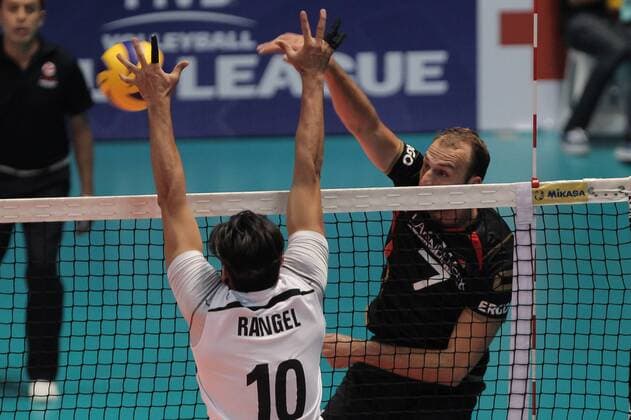Pedro Rangel (L) of Mexico in action against Dirk Westphal (R) of Germany during a play between Mexico and Germany during the World Volleyball Tournament held at the Gym Juan de la Barrera, in Mexico City, Mexico, on 19 June 2016. EFE Alex Cruz MEXICO VS GERMANY !ACHTUNG: NUR REDAKTIONELLE NUTZUNG!  MEX01 20160620-636019947883782326