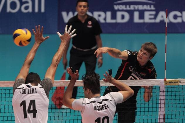 Tomas Aguilera (L) and Pedro Rangel (C) of Mexico in action against Ruben Schott (R) of Germany during a play between Mexico and Germany during the World Volleyball Tournament held at the Gym Juan de la Barrera, in Mexico City, Mexico, on 19 June 2016. EFE Alex Cruz MEXICO VS GERMANY !ACHTUNG: NUR REDAKTIONELLE NUTZUNG!  MEX01 20160620-636019948507002326