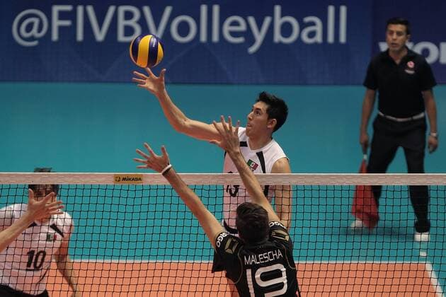 Samuel Cordova (R) of Mexico in action against Daniel Malescha (L) of Germany during a play between Mexico and Germany during the World Volleyball Tournament held at the Gym Juan de la Barrera, in Mexico City, Mexico, on 19 June 2016. EFE Alex Cruz MEXICO VS GERMANY !ACHTUNG: NUR REDAKTIONELLE NUTZUNG!  MEX01 20160620-636019948513866326