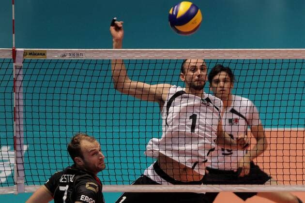 Daniel Vargas (C) of Mexico in action against Dirk Westphal (L) of Germany during a play between Mexico and Germany during the World Volleyball Tournament held at the Gym Juan de la Barrera, in Mexico City, Mexico, on 19 June 2016. EFE Alex Cruz MEXICO VS GERMANY !ACHTUNG: NUR REDAKTIONELLE NUTZUNG!  MEX01 20160620-636019948522758326