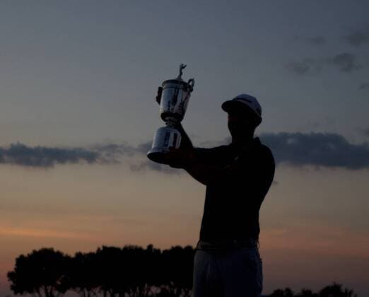 June 19, 2016: Dustin Johnson celebrates with the winner s trophy after winning the US Open at Oakmont Country Club in Pittsburgh, PA. (Photo by Shelley Lipton Icon Sportswire) GOLF: JUN 19 PGA Golf Herren - US Open - Final Round Icon160619001002 EDITORIAL USE ONLY