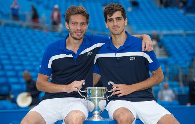 LONDON, Nicolas Mahut (L) and Pierre-Hugues Herbert of France lift the Men s Doubles Trophy after victory against Chris Guccione of Australia and Andre Sa of Brazil during the Men s Doubles final on day seven of the ATP Tennis Herren 500 Aegon Championships at the Queen s Club in London, Britain on June 19, 2016. ) (SP)BRITAIN-LONDON-TENNIS-AEGON CHAMPIONSHIPS-HERBERT MAHUT VS GUCCIONE SA JonxBuckle 