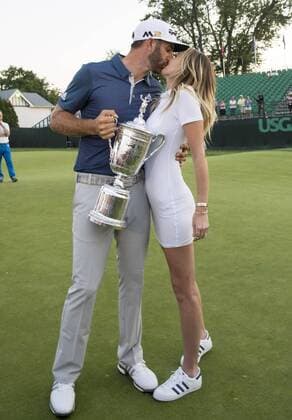 Themen der Woche - Sport Dustin Johnson kisses Paulina Gretzky when holds the Championship Trophy on the 18th green after winning his first major championship in the final round at the U.S. Open at Oakmont Country Club near Pittsburgh, Pennsylvania on June 19, 2016. Johnson won with a score of 5 under par.  OAK20160619754 KEVINxDIETSCH