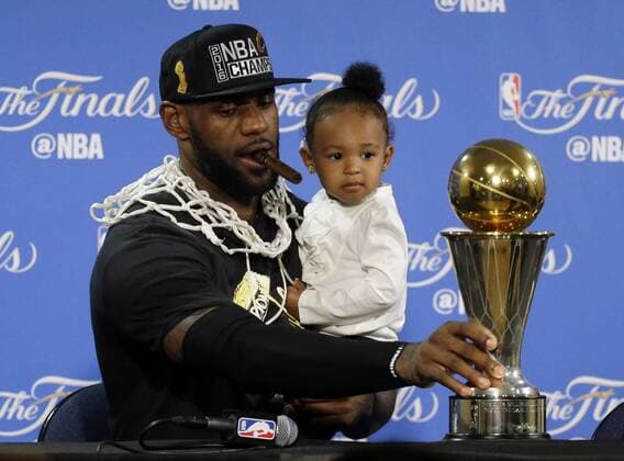 Bilder des Tages - SPORT June 19, 2016 - Oakland, California, U.S - Cleveland Cavaliers LeBron James sits down to answer questions with his daughter Zhuri during a post-game press conference PK Pressekonferenz after Game 7 of basketball s NBA Basketball Herren USA Finals Sunday, June 19, 2016, in Oakland, Calif. Cleveland won 93-89. NBA Finals Cavaliers Warriors Game 7 - ZUMAp124