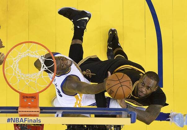 Bilder des Tages - SPORT June 19, 2016 - Oakland, California, U.S - Cleveland Cavaliers forward LeBron James, right, shoots against Golden State Warriors forward Draymond Green during the second half of Game 7 of basketball s NBA Basketball Herren USA Finals in Oakland, Calif., Sunday, June 19, 2016. The Cavaliers won 93-89. NBA Finals Cavaliers Warriors Game 7 - ZUMAp124