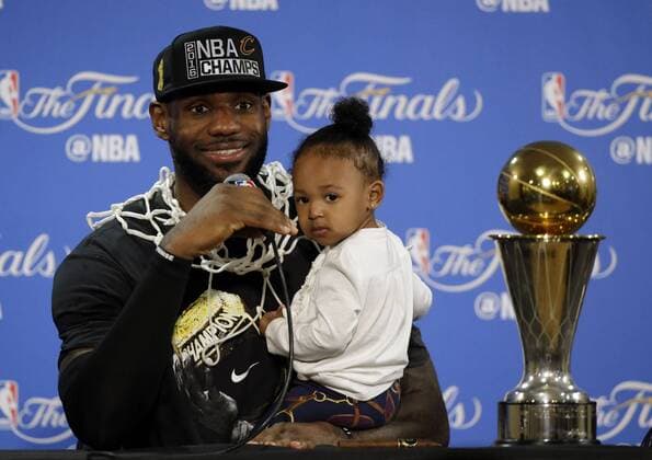 Themen der Woche - Sport June 19, 2016 - Oakland, California, U.S - Cleveland Cavaliers LeBron James answers questions as he holds his daughter Zhuri during a post-game press conference PK Pressekonferenz after Game 7 of basketball s NBA Basketball Herren USA Finals Sunday, June 19, 2016, in Oakland, Calif. Cleveland won 93-89. NBA Finals Cavaliers Warriors Game 7 - ZUMAp124
