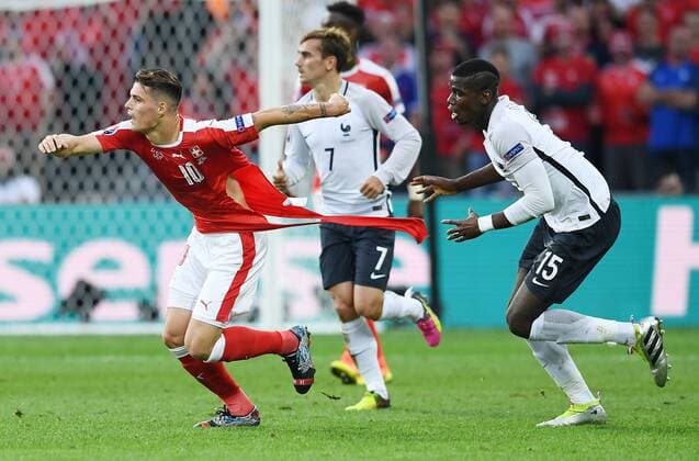 FUSSBALL EURO 2016 GRUPPE A IN LILLE Schweiz - Frankreich 19.06.2016 Paul Pogba (re, Frankreich) zerreisst im Zweikampf Granit Xhaka (li, Schweiz) das Trikot des Schweizers