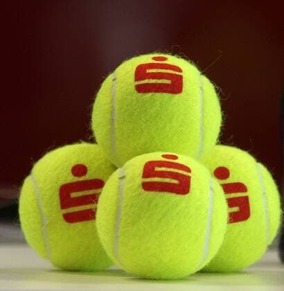Tennisbaelle mit dem Logo der Sparkasse