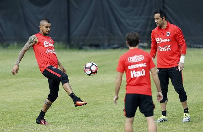 Chile players Claudio Bravo (R) and Arturo Vidal (L) participate in a training session of the team in Chicago, Illinois, United States, 20 June 2016. Chile will face Colombia during their Copa America Centenario Semifinal match in the city. EFE Mauricio Duenas Castaneda CHILE TRAINING SESSION !ACHTUNG: NUR REDAKTIONELLE NUTZUNG!  CHI002 20160620-636020482257625006