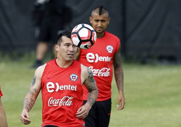 Chile players Gary Medel (L) and Arturo Vidal (R) participate in a training session of the team in Chicago, Illinois, United States, 20 June 2016. Chile will face Colombia during their Copa America Centenario Semifinal match in the city. EFE Mauricio Duenas Castaneda CHILE TRAINING SESSION !ACHTUNG: NUR REDAKTIONELLE NUTZUNG!  CHI003 20160620-636020482924681006