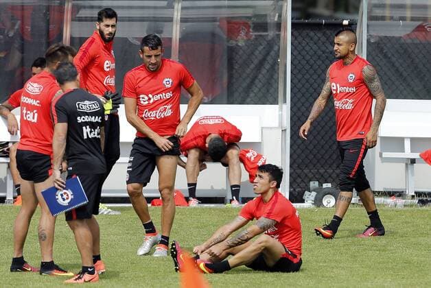 Chile players participate in a training session of the team in Chicago, Illinois, United States, 20 June 2016. Chile will face Colombia during their Copa America Centenario Semifinal match in the city. EFE Mauricio Duenas Castaneda CHILE TRAINING SESSION !ACHTUNG: NUR REDAKTIONELLE NUTZUNG!  CHI004 20160620-636020482943713006