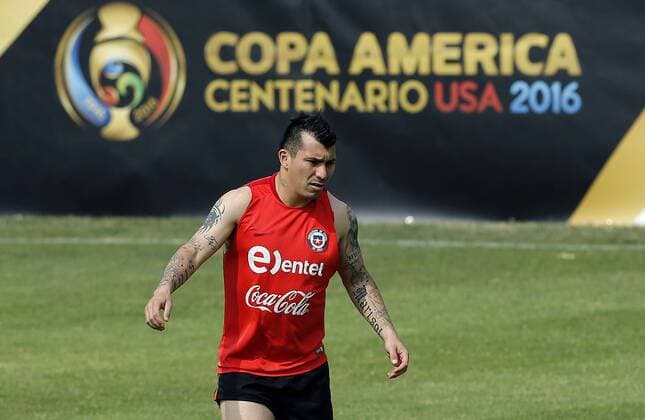 Chile player Gary Medel participates in a training session of the team in Chicago, Illinois, United States, 20 June 2016. Chile will face Colombia during their Copa America Centenario Semifinal match in the city. EFE Mauricio Duenas Castaneda CHILE TRAINING SESSION !ACHTUNG: NUR REDAKTIONELLE NUTZUNG!  CHI007 20160620-636020483626293006