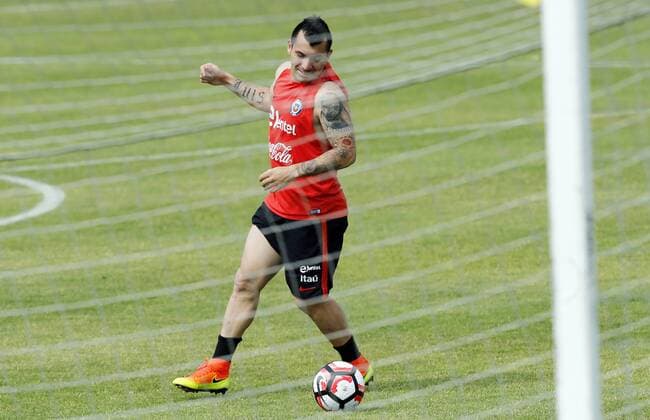 Chile player Gary Medel participates in a training session of the team in Chicago, Illinois, United States, 20 June 2016. Chile will face Colombia during their Copa America Centenario Semifinal match in the city. EFE Mauricio Duenas Castaneda CHILE TRAINING SESSION !ACHTUNG: NUR REDAKTIONELLE NUTZUNG!  CHI008 20160620-636020484394675006