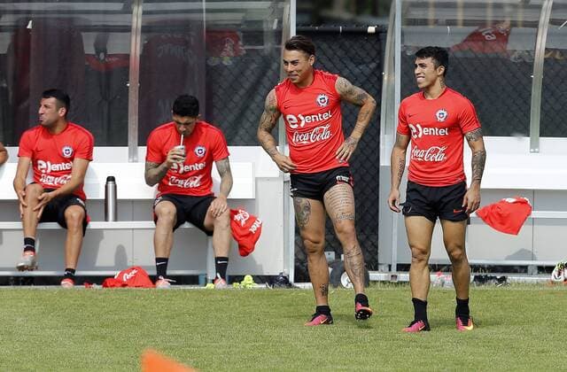 Chile player Eduardo Vargas (2R)participates in a training session of the team in Chicago, Illinois, United States, 20 June 2016. Chile will face Colombia during their Copa America Centenario Semifinal match in the city. EFE Mauricio Duenas Castaneda CHILE TRAINING SESSION !ACHTUNG: NUR REDAKTIONELLE NUTZUNG!  CHI009 20160620-636020485022545006
