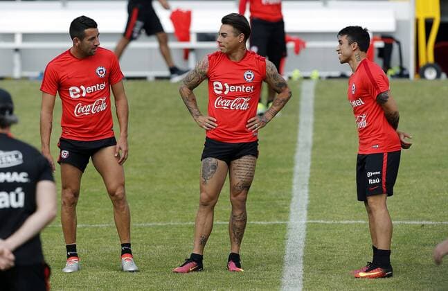 Chile player Eduardo Vargas (C) participates in a training session of the team in Chicago, Illinois, United States, 20 June 2016. Chile will face Colombia during their Copa America Centenario Semifinal match in the city. EFE Mauricio Duenas Castaneda CHILE TRAINING SESSION !ACHTUNG: NUR REDAKTIONELLE NUTZUNG!  CHI010 20160620-636020485031749006