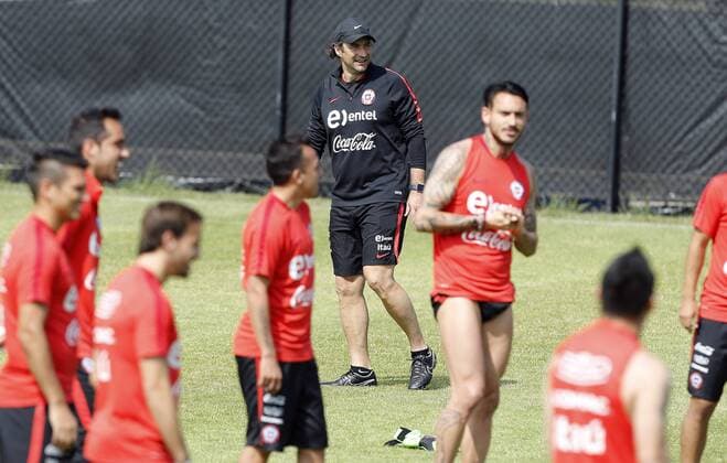 Chile coach Juan Antonio Pizzi (C) participates in a training session of the team in Chicago, Illinois, United States, 20 June 2016. Chile will face Colombia during their Copa America Centenario Semifinal match in the city. EFE Mauricio Duenas Castaneda CHILE TRAINING SESSION !ACHTUNG: NUR REDAKTIONELLE NUTZUNG!  CHI012 20160620-636020485711013006