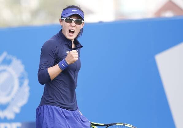 20.06.2016 Eastbourne, England. Aegon WTA Tennis Damen International Eastbourne Tennis Tournament. Andrea Petkovic (GER) defeats Saisai Zheng (CHN) by a score 5-7, 6-2, 6-4 in their 1st round match at Devonshire Park. xHongboxChenx  ActionPlus11752437