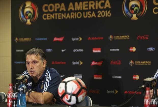 Copa America: Argentinien Pressekonferenz mit Gerardo Martino Argentina coach Gerardo Martino delivers a presser at the NRG Stadium in Houston, Texas, United States, 20 June 2016. Argentina will face the US on their Copa America Centenario semifinal match tomorrow. EFE David Fernandez ARGENTINA PRESSER !ACHTUNG: NUR REDAKTIONELLE NUTZUNG!  HOU034 20160621-636020681431477479