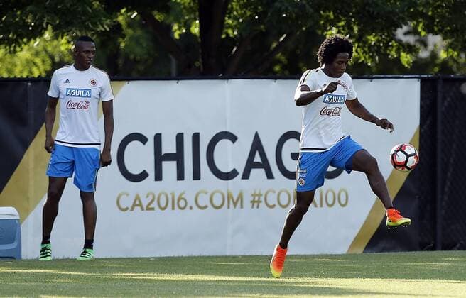 Copa America: Training Nationalteam Kolumbien Colombia players Carlos Sanchez (R) and Yerry Mina (L) participate in a training session of the team in Chicago, Illinois, United States, 20 June 2016. Colombia will face Chile during their Copa America Centenario Semifinal match in the city. EFE Mauricio Duenas Castaneda COLOMBIA TRAINING SESSION !ACHTUNG: NUR REDAKTIONELLE NUTZUNG!  CHI015 20160621-636020735036140391