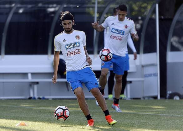 Copa America: Training Nationalteam Kolumbien CORRECTS CAPTION Colombia players Sebastian Perez (L) and Sergio Arias participate in a training session of the team in Chicago, Illinois, United States, 20 June 2016. Colombia will face Chile during their Copa America Centenario Semifinal match in the city. EFE Mauricio Duenas Castaneda COLOMBIA TRAINING SESSION !ACHTUNG: NUR REDAKTIONELLE NUTZUNG!  CHI001 20160621-636020745784066673