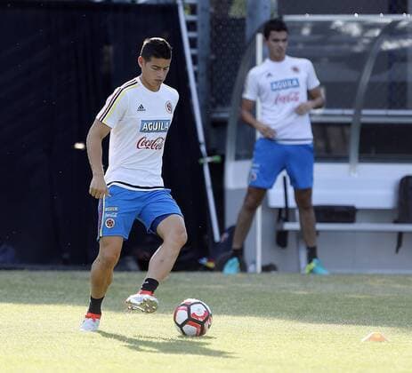 Copa America: Training Nationalteam Kolumbien Colombia player James Rodriguez participates in a training session of the team in Chicago, Illinois, United States, 20 June 2016. Colombia will face Chile during their Copa America Centenario Semifinal match in the city. EFE Mauricio Duenas Castaneda COLOMBIA TRAINING SESSION !ACHTUNG: NUR REDAKTIONELLE NUTZUNG!  CHI004 20160621-636020747069145245