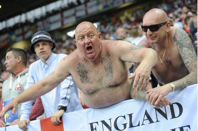 englische glatzkoepfige Fans,Fussballfans ,Tattoo, Taetowierung,taetowiert. Vorrunde Gruppe B, Spiel M28, Slowakei (SVK)-England (ENG) 0-0. am 20.06.2016 in St.Etienne,Stade Geoffroy-Guichard. Fussball EM 2016 in Frankreich vom 10.06. - 10.07.2016.