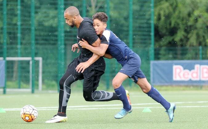 RB Leipzig - Training Fußball Leipzig, 08.06.2016, RB Trainingszentrum, Fußball, 1.Bundesliga. , RB LEIPZIG - Training. , RBL Profi Terrence Boyd trainiert mit der U13 Mannschaft. , Im Bild: Boyd und Armindo Sieb. ,
