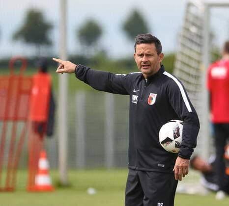 Bilder des Tages - SPORT Dirk Schuster (Trainer FC Augsburg) zeigt, gibt Anweisungen, FC Augsburg, Training, Saison 2016 - 2017, 21.06.2016