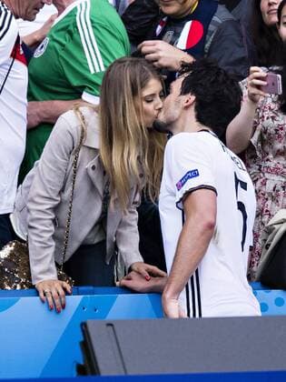 Themen der Woche - Sport Bilder des Tages - SPORT EURO 2016, Nordirland - Deutschland, EM Euro Länderspiel Nationalteam Mats Hummels und Ehefrau Cathy tauschen Zärtlichkeiten aus Paris, 21.06.2016, Prinzenpark Cathy (Frau von Mats Hummels) küsst ihren Ehemann Mats Hummels (Deutschland) Nordirland - Deutschland mm