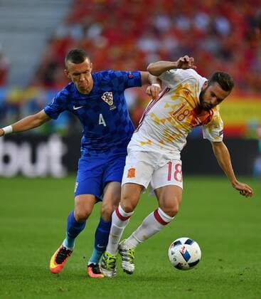 EURO 2016, Kroatien - Spanien Jordi Alba (R) of Spain vies with Ivan Perisic of Croatia during their Euro 2016 Group D soccer match in Bordeaux, France, June 21, 2016. ) (SP)FRANCE-BORDEAUX-SOCCER-EURO 2016-GROUP D-SPAIN VS CROATIA TaoxXiyi 