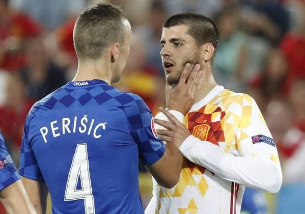 Themen der Woche - Sport Bilder des Tages - SPORT EURO 2016, Kroatien - Spanien Croatia s Ivan Perisic (L) grabs Spain s Alvaro Morata by the chin during the Euro2016 Group D soccer match between Croatia and Spain at Stadium de Bordeaux, France, 21 June 2016. For editorial news reporting purposes only. Not used for commercial or marketing purposes without prior written approval of UEFA. Images must appear as still images and must not emulate match action video footage. Photographs published in online publications (whether via the Internet or otherwise) shall have an interval of at least 20 seconds between the posting.) CROATIA VS. SPAIN !ACHTUNG: NUR REDAKTIONELLE NUTZUNG!  EUR097 20160621-636021442139093861