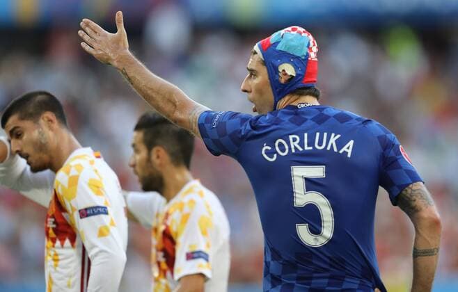 EURO 2016, Kroatien - Spanien, Corluka spielt mit Wasserball-Kappe SOCCER - UEFA EURO EM Europameisterschaft Fussball 2016, CRO vs ESP BORDEAUX,FRANCE,21.JUN.16 - SOCCER - UEFA European Championship EM Europameisterschaft 2016, international match Länderspiel Croatia vs Spain. Image shows Vedran Corluka (CRO). GEPAxpictures xAndreasxPranter