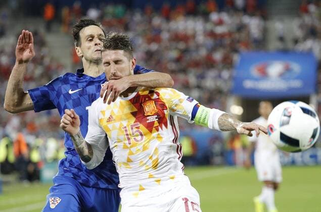 Croatia s Nikola Kalinic (L) grabs Spain s Sergio Ramos by the nech during the Euro2016 Group D soccer match between Croatia and Spain at Stadium de Bordeaux, France, 21 June 2016. For editorial news reporting purposes only. Not used for commercial or marketing purposes without prior written approval of UEFA. Images must appear as still images and must not emulate match action video footage. Photographs published in online publications (whether via the Internet or otherwise) shall have an interval of at least 20 seconds between the posting.) CROATIA VS. SPAIN !ACHTUNG: NUR REDAKTIONELLE NUTZUNG!  EUR149 20160621-636021471786427054