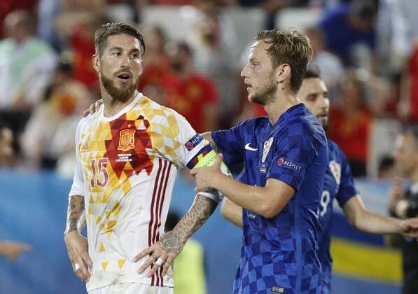 Croatia s Ivan Rakitic (R) comforst Spain s Sergio Ramos during the Euro2016 Group D soccer match between Croatia and Spain at Stadium de Bordeaux, France, 21 June 2016. For editorial news reporting purposes only. Not used for commercial or marketing purposes without prior written approval of UEFA. Images must appear as still images and must not emulate match action video footage. Photographs published in online publications (whether via the Internet or otherwise) shall have an interval of at least 20 seconds between the posting.) EFE g CROATIA VS. SPAIN !ACHTUNG: NUR REDAKTIONELLE NUTZUNG!  EUR150 20160621-636021472475006640