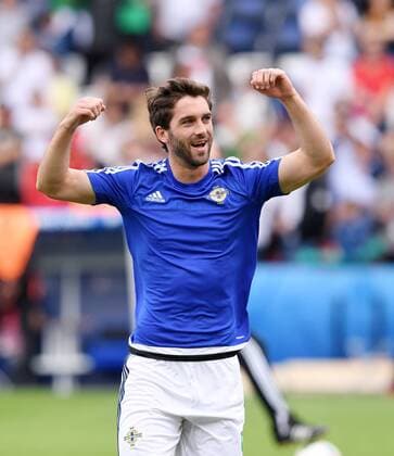 FUSSBALL EURO 2016 GRUPPE C in Paris Nordirland - Deutschland 21.06.2016 Will Grigg (Nordirland) beim Aufwaermen