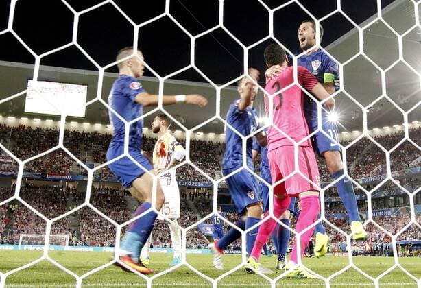 Croatia s players celebrate their victory during the Euro2016 Group D soccer match between Croatia and Spain at Stadium de Bordeaux, France, 21 June 2016. For editorial news reporting purposes only. Not used for commercial or marketing purposes without prior written approval of UEFA. Images must appear as still images and must not emulate match action video footage. Photographs published in online publications (whether via the Internet or otherwise) shall have an interval of at least 20 seconds between the posting.) CROATIA VS. SPAIN !ACHTUNG: NUR REDAKTIONELLE NUTZUNG!  EUR171 20160621-636021502469554097