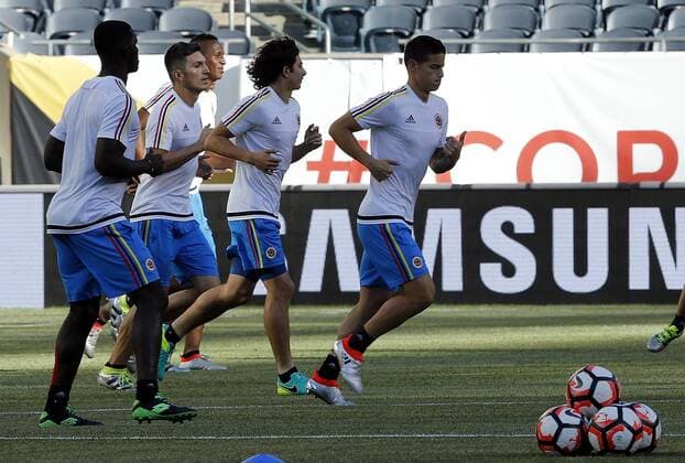 Copa America, Training Nationalteam Kolumbien Colombia players ames Rodriguez (R), Stefan Median (2R), Daniel Torres (2L) and Cristian Zapata (L) participate in a field test at Soldier Stadium in Chicago, Illinois, United States, 21 June 2016. Colombia will face Chile tomorrow during their Copa America semifinal match. EFE Mauricio Duenas Castaneda COLOMBIA TRAINING SESSION !ACHTUNG: NUR REDAKTIONELLE NUTZUNG!  CHI006 20160622-636021580589489384