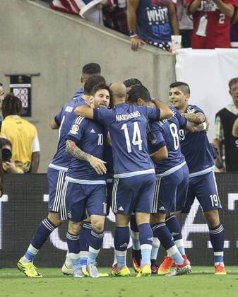 Argentina player Lionel Messi (L) celebrates Ezequiel Lavezzi s 0-1 goal before the US during their Copa America 2016 semifinal match at NRG Stadium in Houston, Texas, United States, 21 June 2016. United States vs. Argentina !ACHTUNG: NUR REDAKTIONELLE NUTZUNG!  HOU034 20160622-636021626963560462
