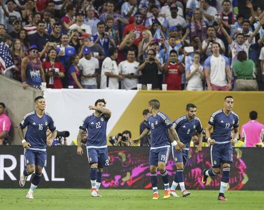Argentina players (L-R) Marcos Rojo, Ezequiel Lavezzi, Ever Banega, Gonzalo Higuain and Ramiro Funes Mori celebrate Lavezzi s 0-1 goal before the US during their Copa America 2016 semifinal match at NRG Stadium in Houston, Texas, United States, 21 June 2016. United States vs. Argentina !ACHTUNG: NUR REDAKTIONELLE NUTZUNG!  HOU037 20160622-636021629498404462