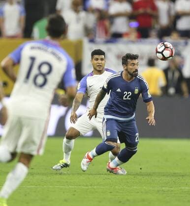 Argentina Ezequiel Lavezzi (R) fights for the ball with US Deandre Yedlin during their Copa America 2016 semifinal match at NRG Stadium in Houston, Texas, United States, 21 June 2016. United States vs. Argentina !ACHTUNG: NUR REDAKTIONELLE NUTZUNG!  HOU038 20160622-636021631404412462