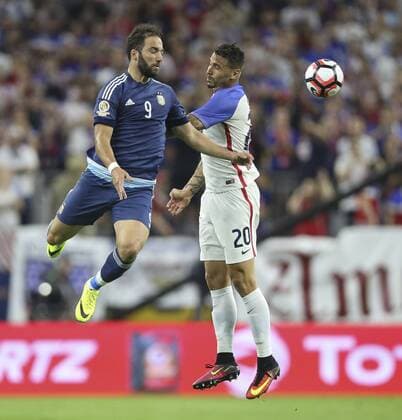 Argentina Gonzalo Higuain (L) fights for the ball with US Geoff Cameron during their Copa America 2016 semifinal match at NRG Stadium in Houston, Texas, United States, 21 June 2016. United States vs. Argentina !ACHTUNG: NUR REDAKTIONELLE NUTZUNG!  HOU039 20160622-636021632059924462