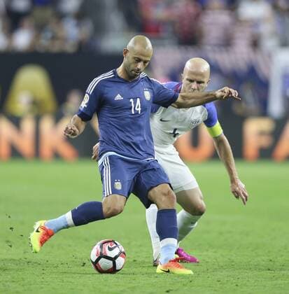 Argentina Javier Mascherano (L) fights for the ball with US Michael Bradley during their Copa America 2016 semifinal match at NRG Stadium in Houston, Texas, United States, 21 June 2016. United States vs. Argentina !ACHTUNG: NUR REDAKTIONELLE NUTZUNG!  HOU040 20160622-636021632074588462