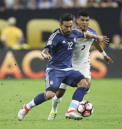 Argentina Ezequiel Lavezzi (L) fights for the ball with US Deandre Yedlin during their Copa America 2016 semifinal match at NRG Stadium in Houston, Texas, United States, 21 June 2016. United States vs. Argentina !ACHTUNG: NUR REDAKTIONELLE NUTZUNG!  HOU042 20160622-636021633352228462