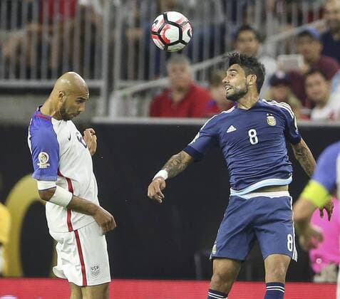 Argentina Augusto Fernandez (R) fights for the ball with US John Brooks during their Copa America 2016 semifinal match at NRG Stadium in Houston, Texas, United States, 21 June 2016. United States vs. Argentina !ACHTUNG: NUR REDAKTIONELLE NUTZUNG!  HOU043 20160622-636021633980284462