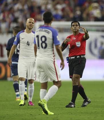 Paraguayan Referee Enrique Caceres talks to US players Chris Wondolowski (back) and Michael Bradley (L) during their Copa America 2016 semifinal match at NRG Stadium in Houston, Texas, United States, 21 June 2016. United States vs. Argentina !ACHTUNG: NUR REDAKTIONELLE NUTZUNG!  HOU044 20160622-636021635851348462