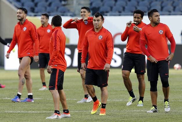 Copa America, Training Nationalteam Chile Chile player Gary Medel (3R) and his team mates participate in a training session at the Soldier Field Stadium in Chicago, Illinois, United States, 21 June 2016. Chile will face Colombia tomorrow during their Copa America Centenario semifinal match. EFE Mauricio Duenas Castaneda CHILE TRAINING SESSION !ACHTUNG: NUR REDAKTIONELLE NUTZUNG!  ILL001 20160622-636021637752988462